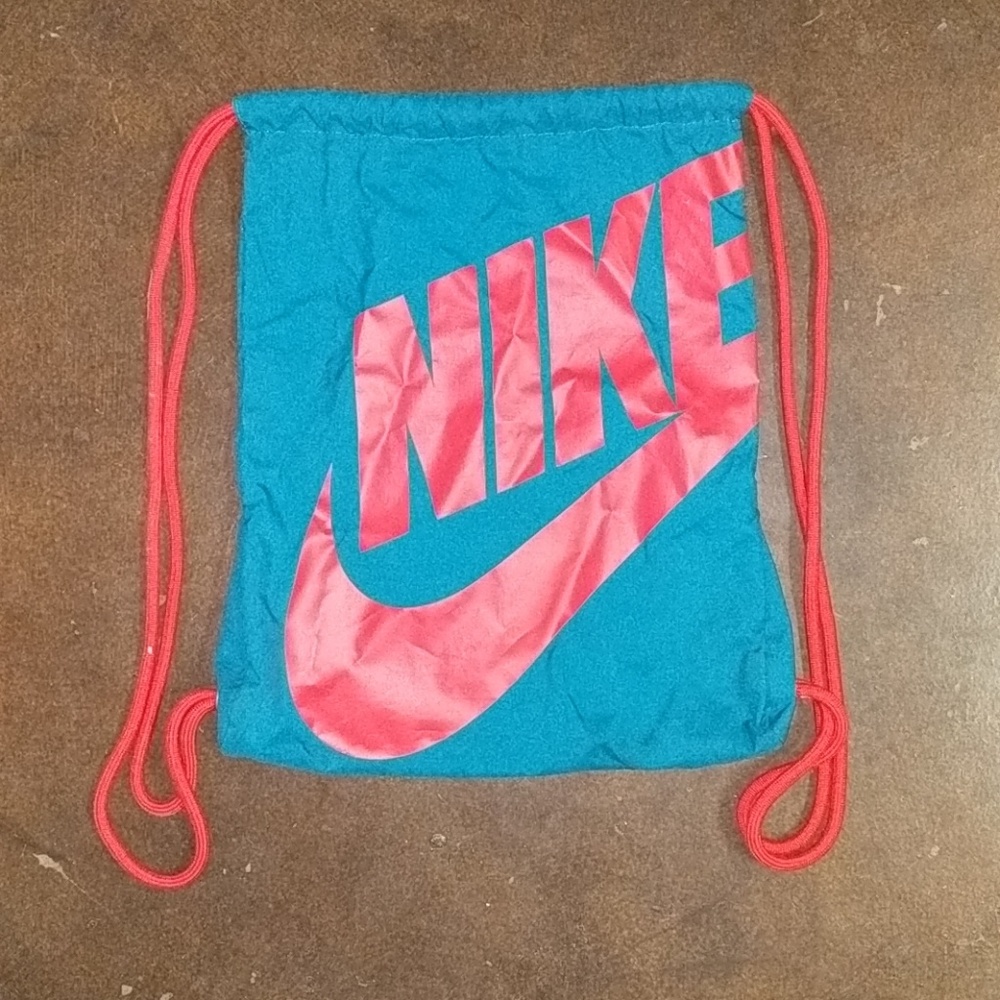 Tourquires Nike draw string bag